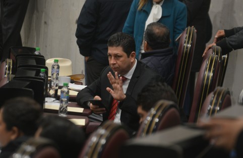 El diputado Fernando Kuri Kuri dio a conocer que la noche de este miércoles encontró que personas desconociddad allanaron su casa en el fraccionamiento Las Ánimas, a su decir, a modo de intimidarlo por eltrabajo político que viene realizando,  pues no se llevaron nada y únicamente revisaron sus pertenencias.