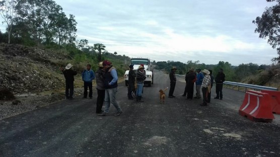 Vecinos de la comunidad El Palmar y ejido El Palmar protestaron contra la Secretaría de Comunicaciones y Transporte, por la construcción de la autopista Poza Rica-Cardel, en el tramo Totomoxtle al Río Tecolutla, exigen el pago de sus tierras y accesos a sus caminos parcelarios.