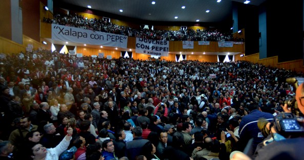 Con el auditorio del SNTE a reventar, el senador con licencia José Francisco Yunes Zorrilla solicitó ante su partido su precandidatura a la gubernatura de Veracruz. 