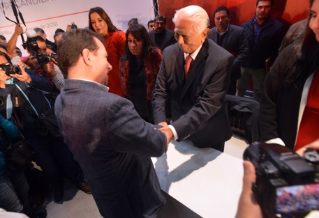 Con el auditorio del SNTE a reventar, el senador con licencia José Francisco Yunes Zorrilla solicitó ante su partido su precandidatura a la gubernatura de Veracruz. 