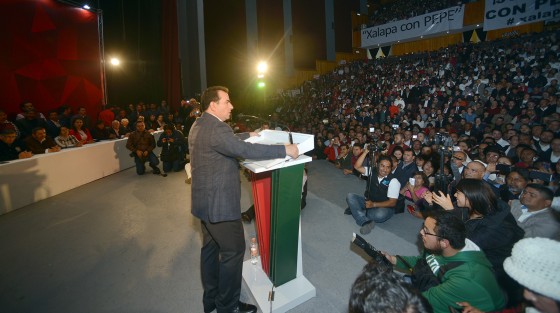 José Yunes expresó en su discurso que Veracruz merece un cambio de su realidad, y que se debe evitar la improvisación como forma de gobierno, y que no se debe permitir el arribo de la ocurrencia, porque Veracruz merece conocimiento.