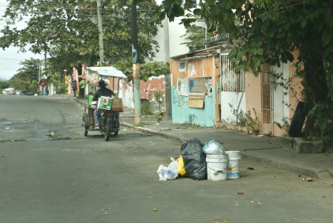 Las calles de algunas colonias de la ciudad de Veracruz se encuentran llenas de basura pues no se dan a basto los camiones recolectores. Apenas hace unos días se puso en marcha la renovación de unidades de recolección de limpia pública, sin embargo, la oferta rebasa la demanda.
