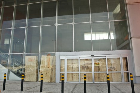 Ante el temor de sufrir algún tipo de saqueo masivo como el del año pasado, algunos comercios en la ciudad de Veracruz han optado por colocar barricadas en los accesos principales. 