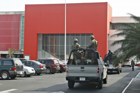 De igual forma, unidades de la Secretaría de Marina y de la Policía Naval, realizan recorridos para prevenir y reprimir cualquier tipo de conducta vandálica al interior de plazas comerciales.
