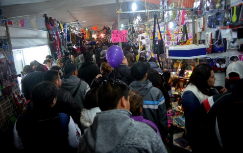  A pesar de la mala situación económica y de seguridad algunos reyes magos hicieron hasta lo imposible para llevar un detalle a la casa de los niños Xalapapeños y con la esperanza de hubiera rebajas esperaron hasta el ultimo minuto para conseguir algunos descuentos.