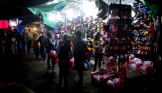  A pesar de la mala situación económica y de seguridad algunos reyes magos hicieron hasta lo imposible para llevar un detalle a la casa de los niños Xalapapeños y con la esperanza de hubiera rebajas esperaron hasta el ultimo minuto para conseguir algunos descuentos.
