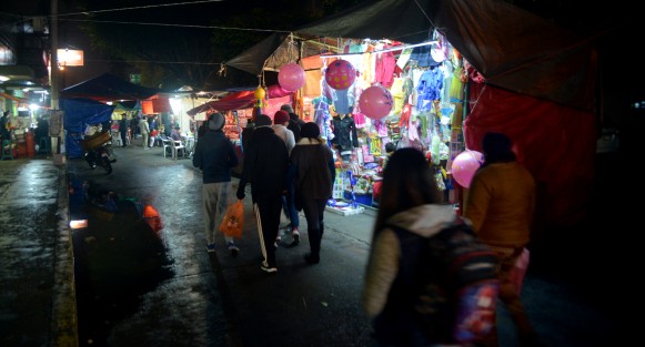  A pesar de la mala situación económica y de seguridad algunos reyes magos hicieron hasta lo imposible para llevar un detalle a la casa de los niños Xalapapeños y con la esperanza de hubiera rebajas esperaron hasta el ultimo minuto para conseguir algunos descuentos.