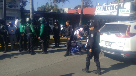 Esta mañana de domingo se registró un accidente sobre la avenida 11 y calle 13 en Córdoba, Ver., cuando un motopatrullero chocó contra una camioneta, al intentar pasar cuando el semáforo estaba en rojo. Para su fortuna sólo resultó con golpes.