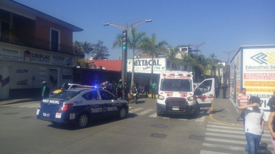 Esta mañana de domingo se registró un accidente sobre la avenida 11 y calle 13 en Córdoba, Ver., cuando un motopatrullero chocó contra una camioneta, al intentar pasar cuando el semáforo estaba en rojo. Para su fortuna sólo resultó con golpes.  