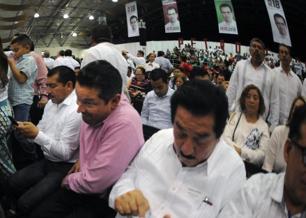 Exduartistas como Juan Manuel del Castillo entraron con calzador en el evento de inicio de precampaña de José Yunes Zorrilla.  