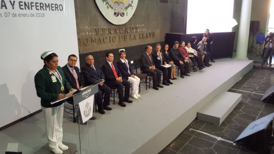 Este domingo en Palacio de Gobierno fueron homenajeados enfermeras y enfermeros, entre ellos la destacada ciudadana coatepecana L.E Juana Norma Suárez Suárez, a quien el alcalde de Coatepec, Enrique Fernández Peredo, reiteró su apoyo. 