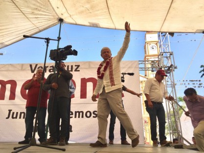 Durante la gira que realiza el precandidato de Morena a la presidencia de la República, Andrés Manuel López Obrador, por el estado de Veracruz, este lunes visitó Actopan, acompañado de los dirigentes estatales de los partidos que conforman la coalición Juntos Haremos Historia, precandidatos a la gubernatura y senado y diputados locales.