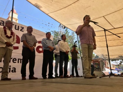 Durante la gira que realiza el precandidato de Morena a la presidencia de la República, Andrés Manuel López Obrador, por el estado de Veracruz, este lunes visitó Actopan, acompañado de los dirigentes estatales de los partidos que conforman la coalición Juntos Haremos Historia, precandidatos a la gubernatura y senado y diputados locales.