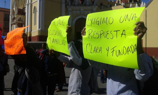 Manifestantes en Plaza Lerdo piden presupuesto al migrante.