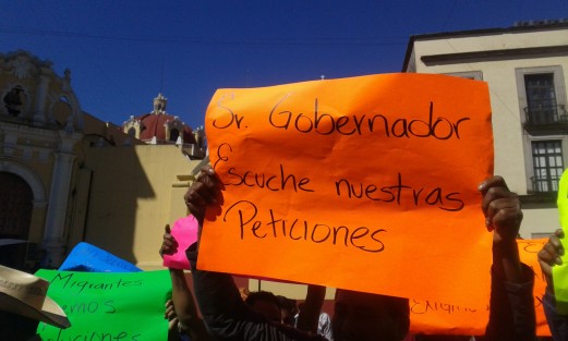 Manifestantes en Plaza Lerdo piden presupuesto al migrante.