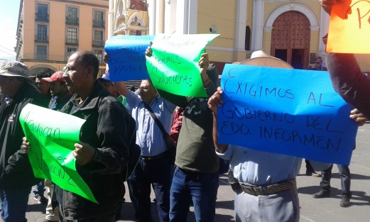 Manifestantes en Plaza Lerdo piden presupuesto al migrante.