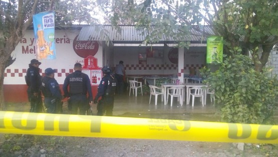  Este lunes tres personas perdieron la vida luego de que fueran atacados a balazos cuando se encontraban en una lonchería ubicada en la comunidad Zacate Colorado, municipio de Tihuatlán. 