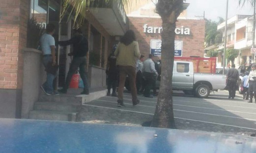 Sujetos armados atracaron una Farmacia ubicada en la colonia San José, en Córdoba, registrándose una balacera, al momento de que los delincuentes escaparon con el botín, donde se inició una intensa movilización.