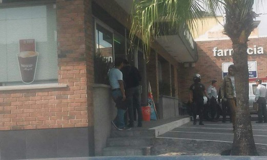 Sujetos armados atracaron una Farmacia ubicada en la colonia San José, en Córdoba, registrándose una balacera, al momento de que los delincuentes escaparon con el botín, donde se inició una intensa movilización.