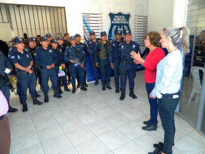 Policía reciben juguetes para sus hijos dentro de los festejos de día de Reyes.
