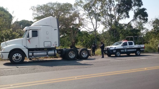 Al mediodía de este lunes un tractocamión abandonado fue asegurado por elementos de la Policía Estatal sobre la carretera Federal Córdoba-La Tinaja.