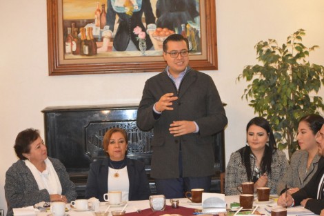  La SEV a través de la Delegación Regional Coatepec sostuvo este lunes una reunión de trabajo con el Alcalde de Coatepec, Enrique Fernández Peredo, cuerpo edilicio y funcionarios municipales, a fin de establecer una estrecha vinculación con los servicios y programas institucionales que esta dependencia brinda al Sistema Educativo Municipal.