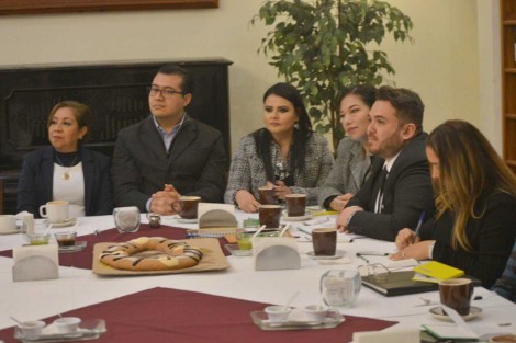  La SEV a través de la Delegación Regional Coatepec sostuvo este lunes una reunión de trabajo con el Alcalde de Coatepec, Enrique Fernández Peredo, cuerpo edilicio y funcionarios municipales, a fin de establecer una estrecha vinculación con los servicios y programas institucionales que esta dependencia brinda al Sistema Educativo Municipal.