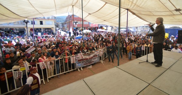 Andrés Manuel López Obrador, de visita en Las Vigas en su precampaña a la Presidencia de la República, acompañado de Cuitláhuac García Jiménez, precandidato a la gubernatura y Ricardo Ahued Bardahuil, precandidato al Senado.