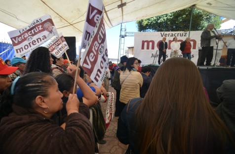 Andrés Manuel López Obrador, de visita en Las Vigas en su precampaña a la Presidencia de la República, acompañado de Cuitláhuac García Jiménez, precandidato a la gubernatura y Ricardo Ahued Bardahuil, precandidato al Senado.
