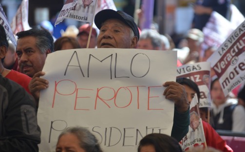 Andrés Manuel López Obrador, de visita en Las Vigas en su precampaña a la Presidencia de la República, acompañado de Cuitláhuac García Jiménez, precandidato a la gubernatura y Ricardo Ahued Bardahuil, precandidato al Senado.