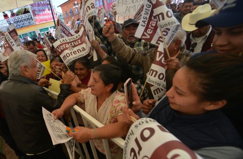 Andres Manuel Lopez Obrador de visita en Las Vigas en su precampaña a la Presidencia de la República, acompañado de Cuitláhuac García Jiménez, precandidato a la gubernatura y Ricardo Ahued Bardahuil, precandidato al Senado.