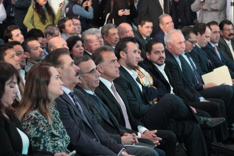 El gobernador Miguel Ángel Yunes Linares presentó su Programa Carretero en el cual seincluyeron obras del año pasado, otras federales e incluso algunas que no son propiamente carreteras como el C-5 y el albergue para mujeres en Xalapa.