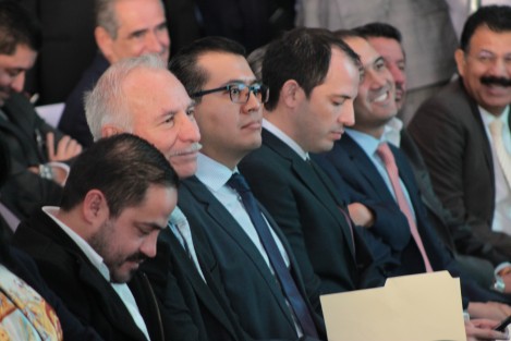 Durante la presentación del Programa Carretero Estatal, varios alcaldes fijaron su postura, entre ellos el alcalde de Coatepec, Luis Enrique Fernández Peredo, quien expresó que las administraciones municipales entrantes podrán dar resultados con un buen programa de gobierno y manejo de recursos.  