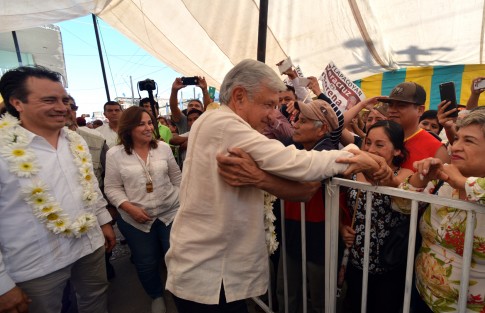 En el municipio de Tlapacoyan, la segunda visita de Andrés Manuel López Obrador en este martes 9 de enero, donde hizo un llamado a combatir la corrupción. Actores políticos reconocidos viajaron a este punto para saludar al precandidato presidencial. 