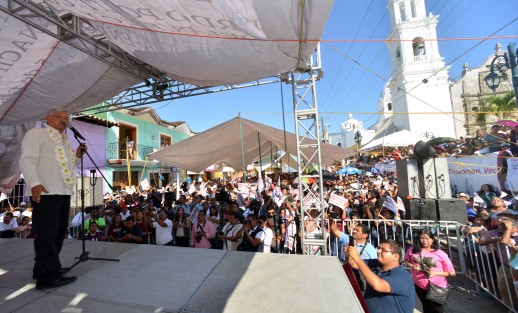 En el municipio de Tlapacoyan, la segunda visita de Andrés Manuel López Obrador en este martes 9 de enero, donde hizo un llamado a combatir la corrupción. Actores políticos reconocidos viajaron a este punto para saludar al precandidato presidencial. 