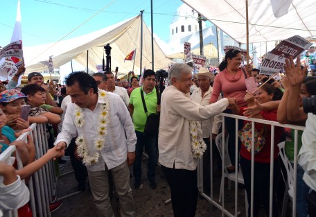 En el municipio de Tlapacoyan, la segunda visita de Andrés Manuel López Obrador en este martes 9 de enero, donde hizo un llamado a combatir la corrupción. Actores políticos reconocidos viajaron a este punto para saludar al precandidato presidencial. 