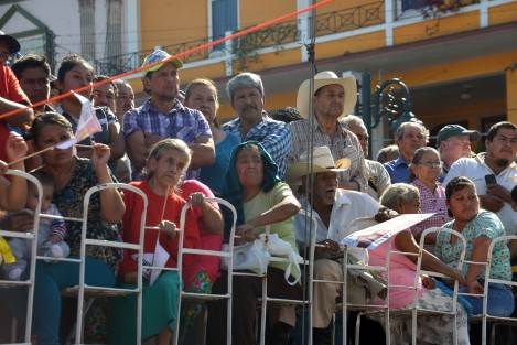 En el municipio de Tlapacoyan, la segunda visita de Andres Manuel Lopez Obrador en este martes 9 de enero, donde hizo un llamado a combatir la corrupción. Actores políticos reconocidos viajaron a este punto para saludar al precandidato presidencial.