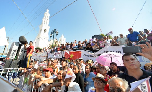 En el municipio de Tlapacoyan, la segunda visita de Andres Manuel Lopez Obrador en este martes 9 de enero, donde hizo un llamado a combatir la corrupción. Actores políticos reconocidos viajaron a este punto para saludar al precandidato presidencial.