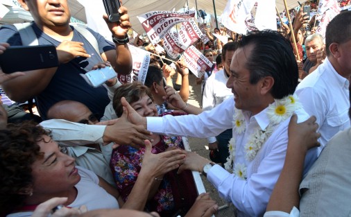 En el municipio de Tlapacoyan, la segunda visita de Andres Manuel Lopez Obrador en este martes 9 de enero, donde hizo un llamado a combatir la corrupción. Actores políticos reconocidos viajaron a este punto para saludar al precandidato presidencial.