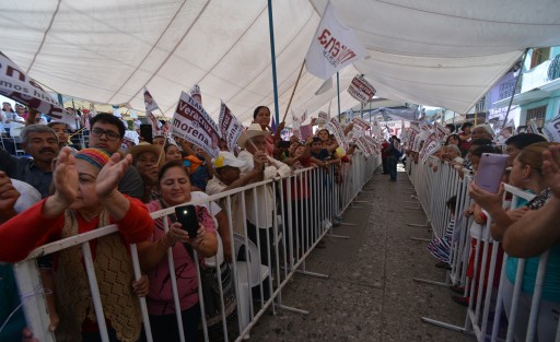 En el municipio de Tlapacoyan, la segunda visita de Andres Manuel Lopez Obrador en este martes 9 de enero, donde hizo un llamado a combatir la corrupción. Actores políticos reconocidos viajaron a este punto para saludar al precandidato presidencial.
