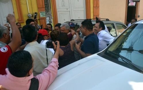En el municipio de Tlapacoyan, la segunda visita de Andres Manuel Lopez Obrador en este martes 9 de enero, donde hizo un llamado a combatir la corrupción. Actores políticos reconocidos viajaron a este punto para saludar al precandidato presidencial.