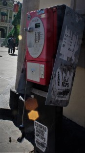 Son obsoletos, no funcionan y afean al ciudad en lo que es la nueva imagen delCentro Histórico de Xalapa,  los famosos teléfonos de moneditas.
