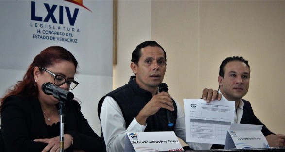 Diputados del PAN y de MORENA y el secretario del Congreso, Juan José Rivera, dieron conferencia de prensa para la convocatoria a Fiscal Anticorrupción y contralores internos.
