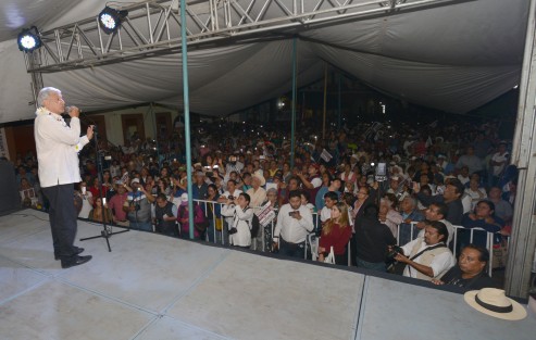 Andrés Manuel López Obrador cerró este martes su gira por la entidad veracruzana en Misantla, luego de haber visitado también los municipios de Las Vigas y Tlapacoyan. En esta ciudad habló fuerte en contra de la Reforma Educativa, siendo este lugar bastión del gremio magisterial 