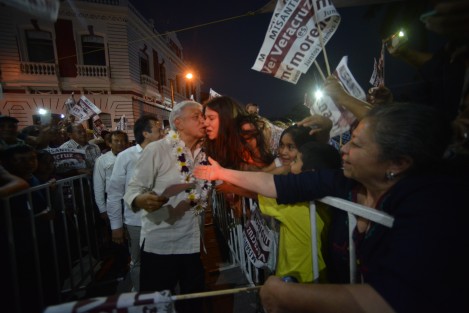 Andrés Manuel López Obrador cerró este martes su gira por la entidad veracruzana en Misantla, luego de haber visitado también los municipios de Las Vigas y Tlapacoyan. En esta ciudad habló fuerte en contra de la Reforma Educativa, siendo este lugar bastión del gremio magisterial 