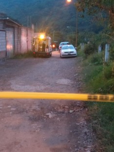 Cinco personas muertas, cuatro hombres y una mujer; fue el saldo de un enfrentamiento entre presuntos criminales y elementos de las fuerzas armadas. 