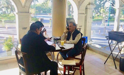 Esta mañana, al acudir a tomarse un café junto a la ventana en el Centro de Xalapa, el gobernador Miguel Ángel Yunes Linares respondió a cuestionamientos de la prensa sobre la Reforma al Poder Judicial que jubilará a jueces sin su consentimiento, sólo respondió N veces: <em>Es una reforma constitucional aprobada por el Congreso del Estado</em>