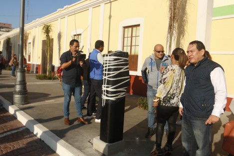 Padres de familia de alumnos de la escuela primaria Josefa Ortiz de Domínguez, en la ciudad de Veracruz, clausuraron uno de los parquímetros que se encuentra afuera de esta institución educativa.  
