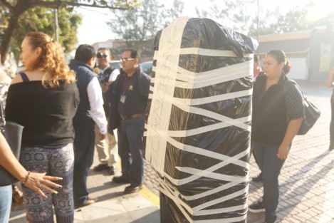 Los inconformes argumentan que no es justo que se coloquen estos aparatos afuera de escuelas y hospitales. Piden la revisión del contrato entre el ayuntamiento y la empresa Zeus.