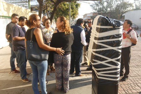 Padres de familia de alumnos de la escuela primaria Josefa Ortiz de Domínguez, en la ciudad de Veracruz, clausuraron uno de los parquímetros que se encuentra afuera de esta institución educativa.  

